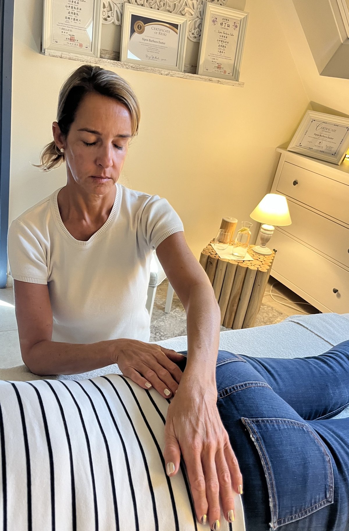 Barbara figyelmes jelenléttel tart Reiki alkalmat Etyeken.