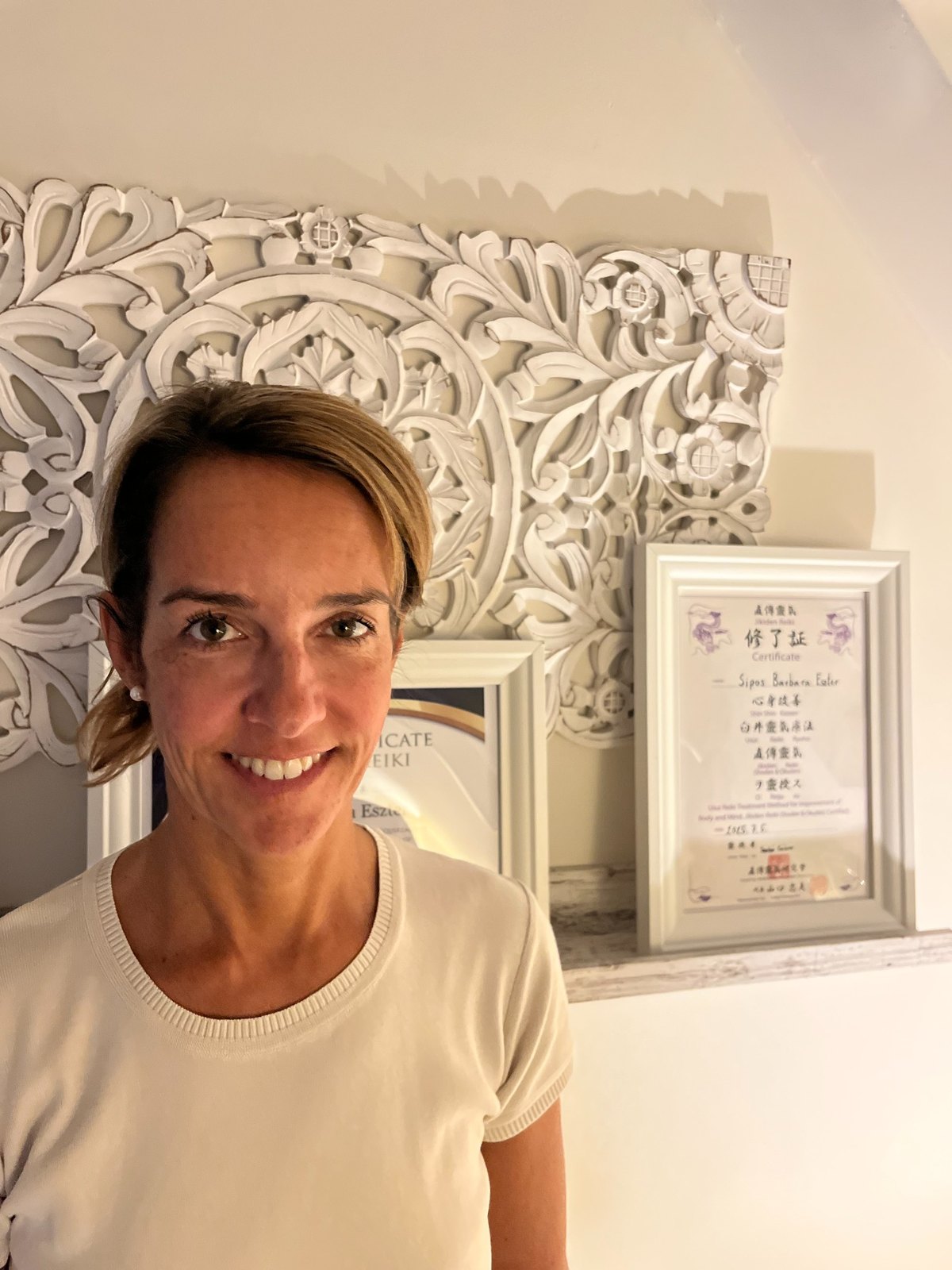Sipos Barbara Eszter portréja az etyeki Reiki helyszínen.